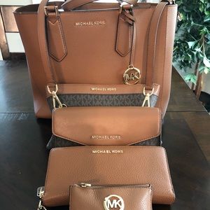 Michael Kors purse, multiple pieces, like new!